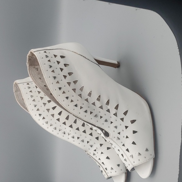 Vince Camuto Ivory White Leather Peep Hole Bootties with Silver studs Size 8 - Picture 3 of 16